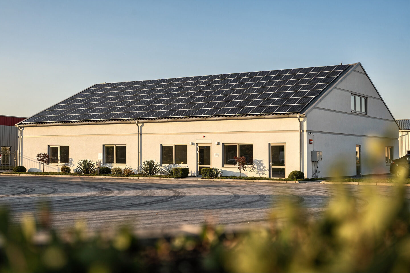 Photovoltaikmodule auf dem Dach eines Gewerbegebäudes
